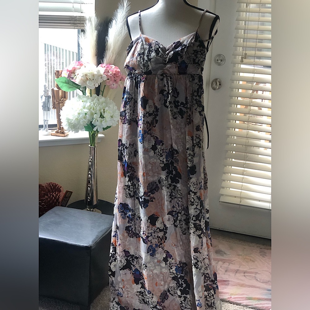 Perfect summer maxi dress. Size Small. Brand: Soaked in luxury.